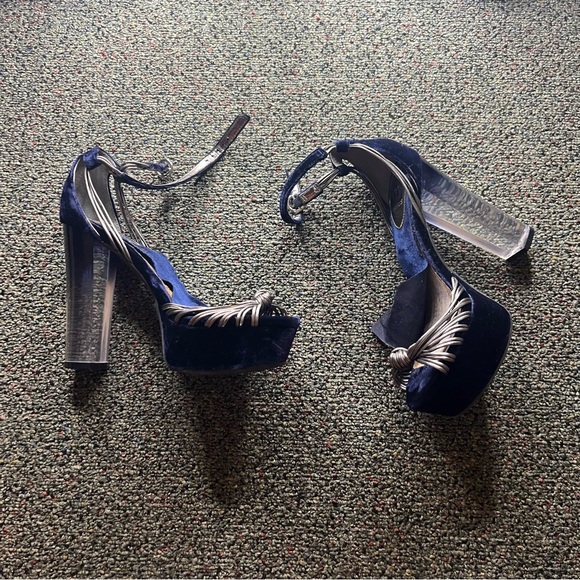 GUESS Y2K Navy Blue & Silver Velvet Ombre Strappy Platform Heels Sandal Shoes 7 - Picture 4 of 16